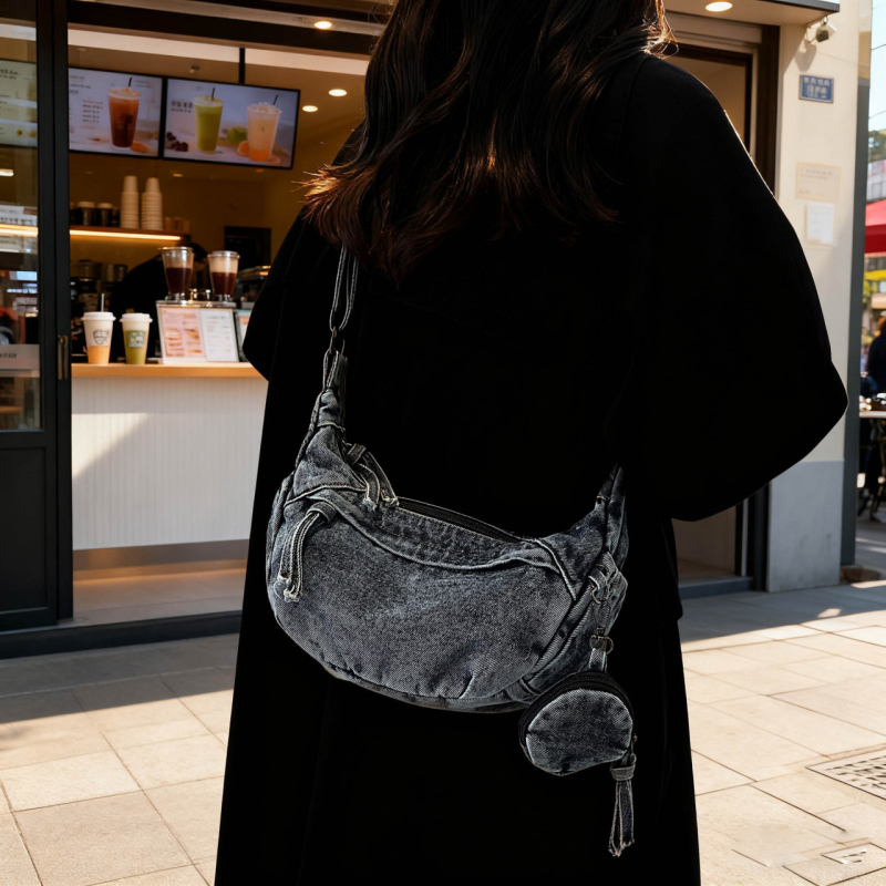 Dumpling oblik denim crossbody torba, gradski minimalistički stil, zatvaranje zipom, unutarnja džep sa zipom i džep za telefon, jedan remen