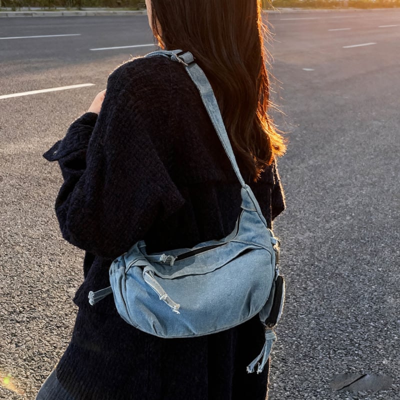 Dumpling oblik denim crossbody torba, gradski minimalistički stil, zatvaranje zipom, unutarnja džep sa zipom i džep za telefon, jedan remen