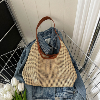 Geantă tote din iarbă țesută, deschidere expusă, buzunar cu fermoar, căptușeală poliester, formă orizontală pătrată