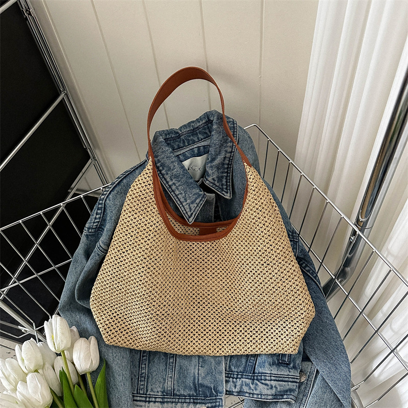 Geantă tote din iarbă țesută, deschidere expusă, buzunar cu fermoar, căptușeală poliester, formă orizontală pătrată