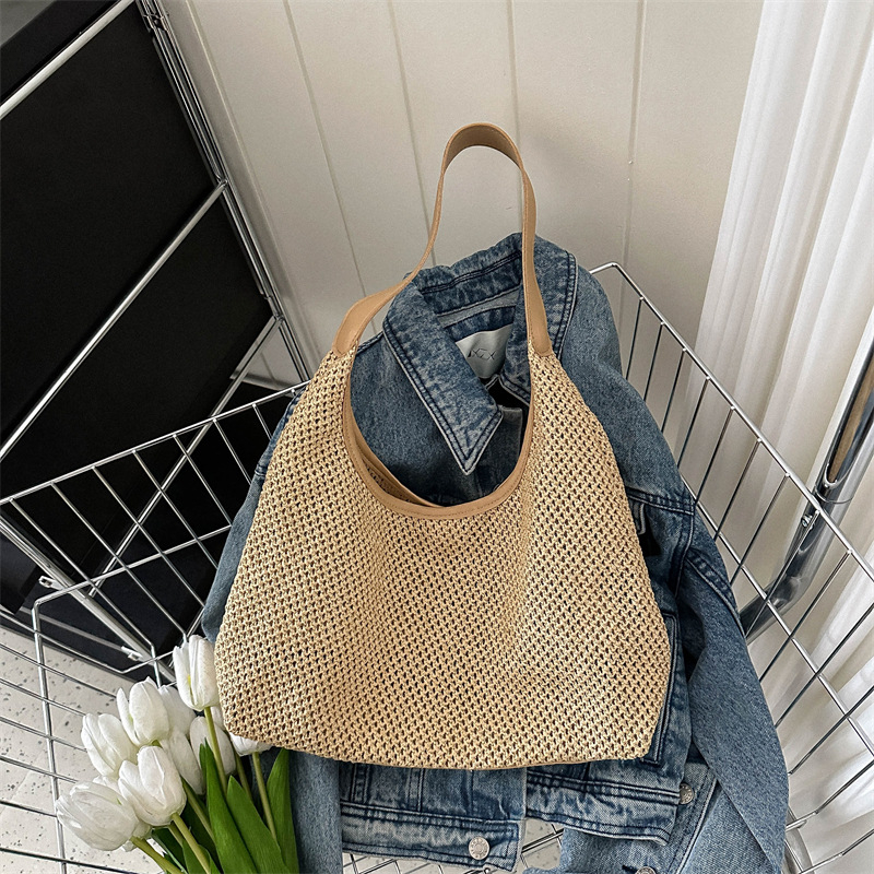 Geantă tote din iarbă țesută, deschidere expusă, buzunar cu fermoar, căptușeală poliester, formă orizontală pătrată