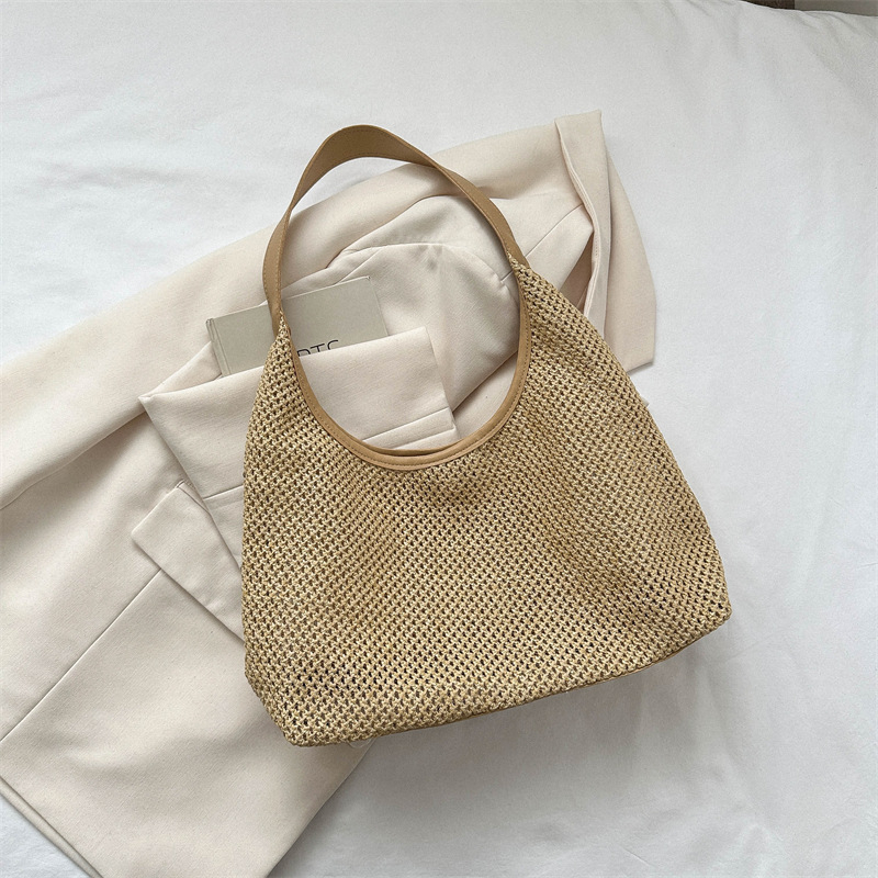 Geantă tote din iarbă țesută, deschidere expusă, buzunar cu fermoar, căptușeală poliester, formă orizontală pătrată