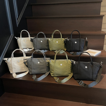 Crossbody tote torba, Oxford platno, zatvarač, horizontalni kvadratni oblik, skriveni džep sa zatvaračem i džep za ID, podstava od poliestera, s jednom naramenicom, ulični stil, proljeće 2025