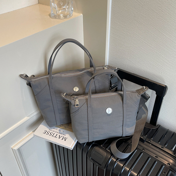 Crossbody tote torba, Oxford platno, zatvarač, horizontalni kvadratni oblik, skriveni džep sa zatvaračem i džep za ID, podstava od poliestera, s jednom naramenicom, ulični stil, proljeće 2025
