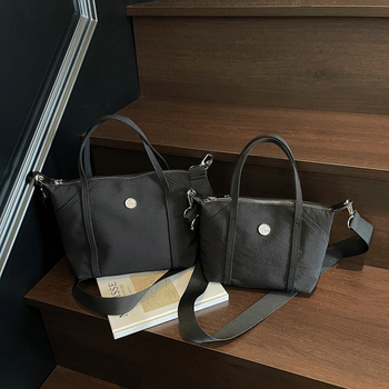 Crossbody tote torba, Oxford platno, zatvarač, horizontalni kvadratni oblik, skriveni džep sa zatvaračem i džep za ID, podstava od poliestera, s jednom naramenicom, ulični stil, proljeće 2025