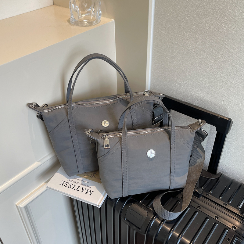 Crossbody tote torba, Oxford platno, zatvarač, horizontalni kvadratni oblik, skriveni džep sa zatvaračem i džep za ID, podstava od poliestera, s jednom naramenicom, ulični stil, proljeće 2025