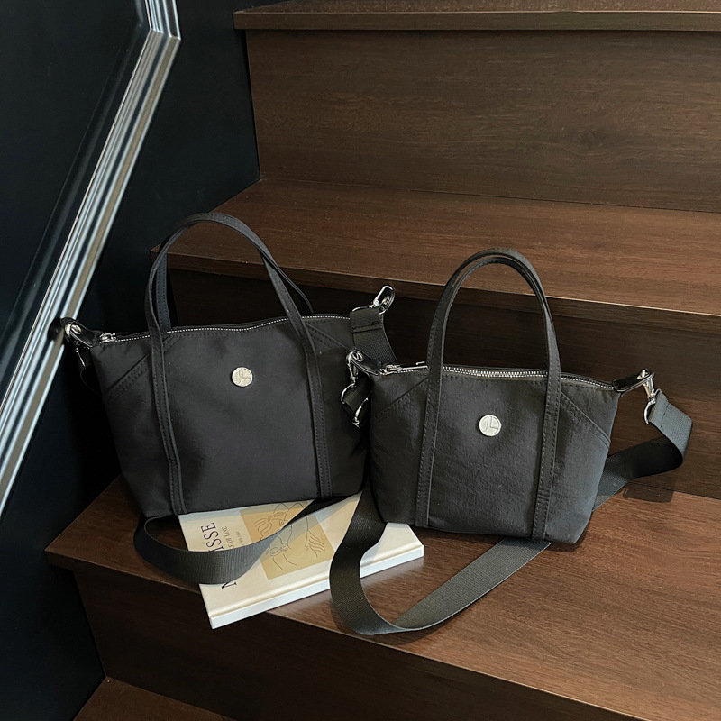 Crossbody tote torba, Oxford platno, zatvarač, horizontalni kvadratni oblik, skriveni džep sa zatvaračem i džep za ID, podstava od poliestera, s jednom naramenicom, ulični stil, proljeće 2025