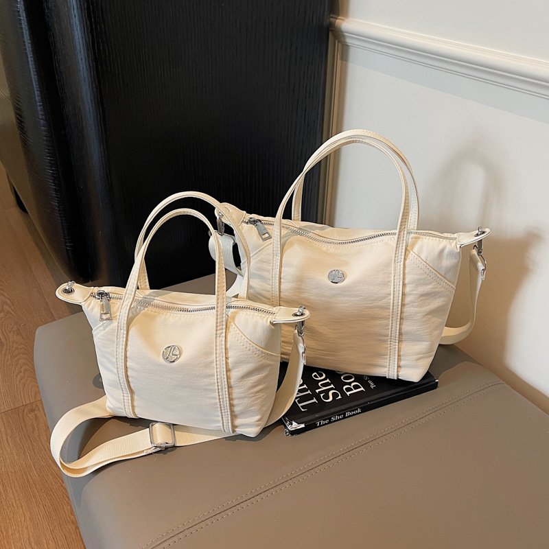 Crossbody tote torba, Oxford platno, zatvarač, horizontalni kvadratni oblik, skriveni džep sa zatvaračem i džep za ID, podstava od poliestera, s jednom naramenicom, ulični stil, proljeće 2025