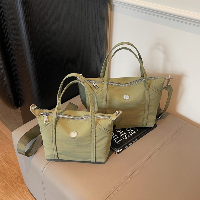 Crossbody tote torba, Oxford platno, zatvarač, horizontalni kvadratni oblik, skriveni džep sa zatvaračem i džep za ID, podstava od poliestera, s jednom naramenicom, ulični stil, proljeće 2025