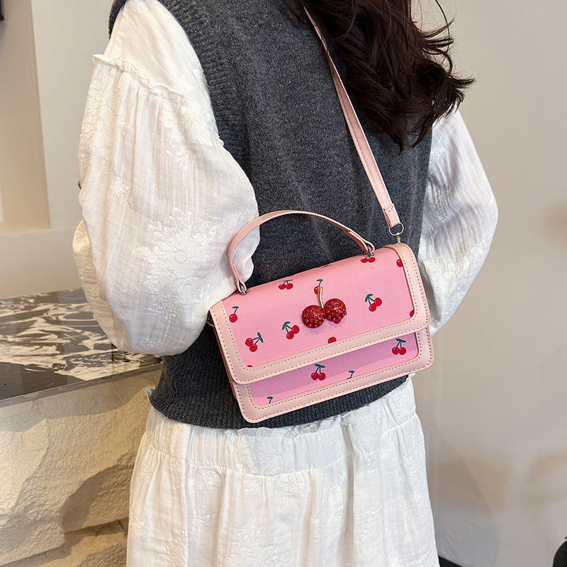 Crossbody torba s uličnim trendom, PU/oxford tkanina, vodoravni kvadratni oblik, magnetski zatvarač, unutarnji džep s patchom, ljeto 2025