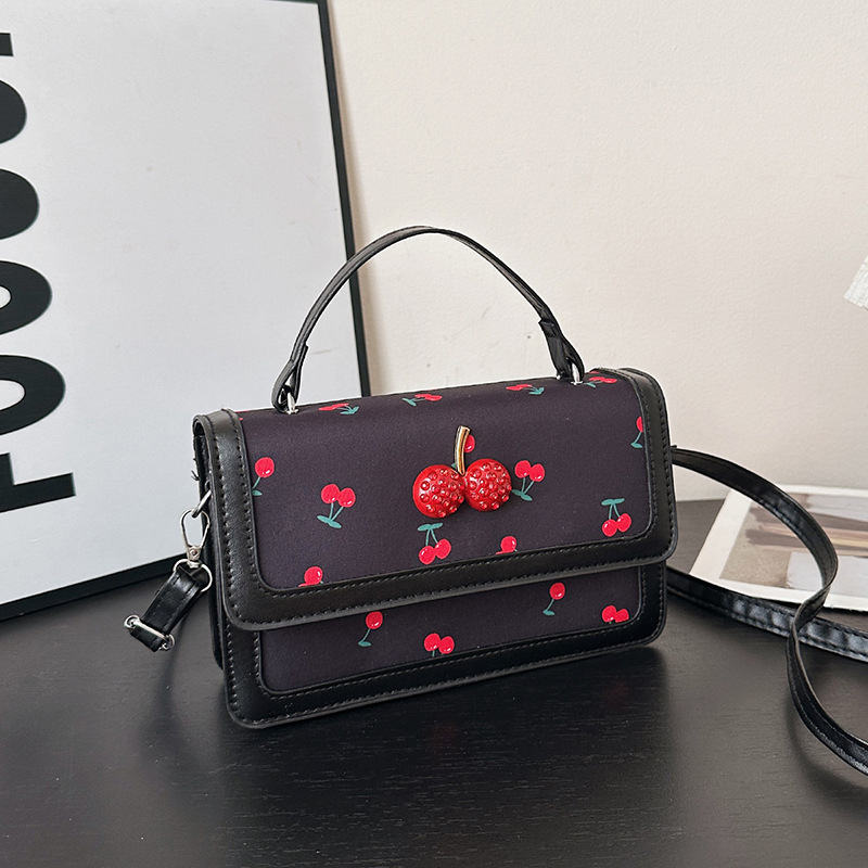 Crossbody torba s uličnim trendom, PU/oxford tkanina, vodoravni kvadratni oblik, magnetski zatvarač, unutarnji džep s patchom, ljeto 2025