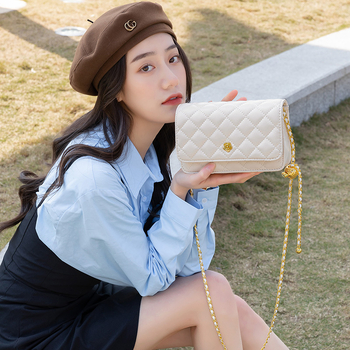 Geantă din piele naturală cu lanț romboidal, închidere cu clapetă, lanț cu bile aurii, compartimente interioare pentru telefon și buletin