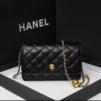 Geantă din piele naturală cu lanț romboidal, închidere cu clapetă, lanț cu bile aurii, compartimente interioare pentru telefon și buletin