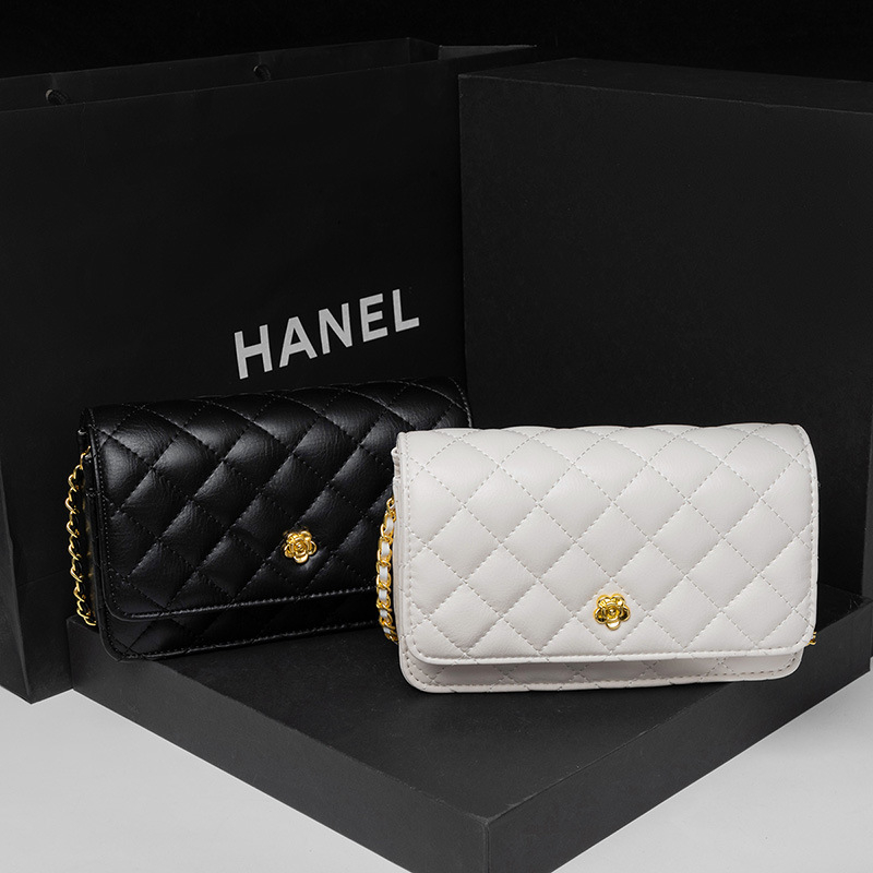 Geantă din piele naturală cu lanț romboidal, închidere cu clapetă, lanț cu bile aurii, compartimente interioare pentru telefon și buletin