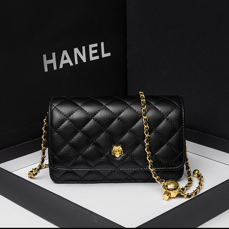 Geantă din piele naturală cu lanț romboidal, închidere cu clapetă, lanț cu bile aurii, compartimente interioare pentru telefon și buletin