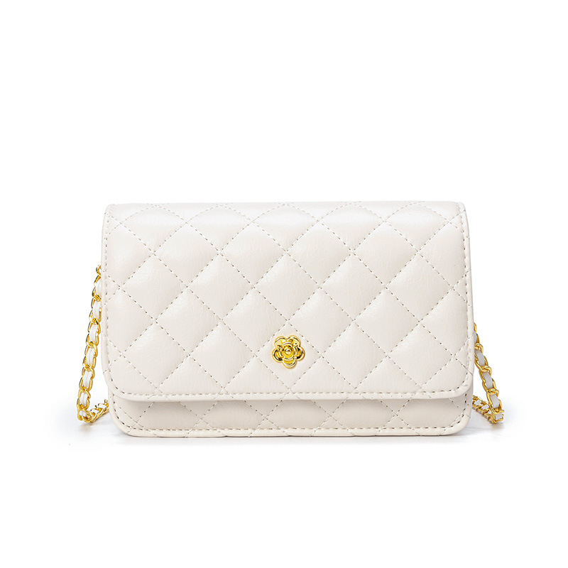 Geantă din piele naturală cu lanț romboidal, închidere cu clapetă, lanț cu bile aurii, compartimente interioare pentru telefon și buletin