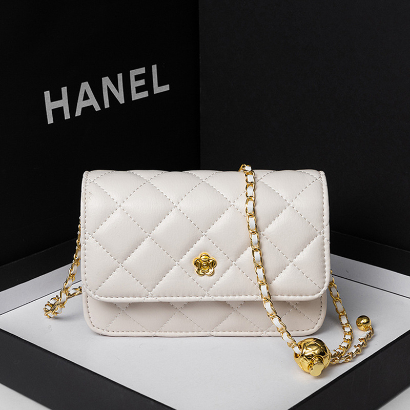 Geantă din piele naturală cu lanț romboidal, închidere cu clapetă, lanț cu bile aurii, compartimente interioare pentru telefon și buletin