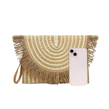 Szalma-ból készült envelope-stílusú clutch táska, vízszintes négyzet alakú, zárt nyitás, poliészter bélés