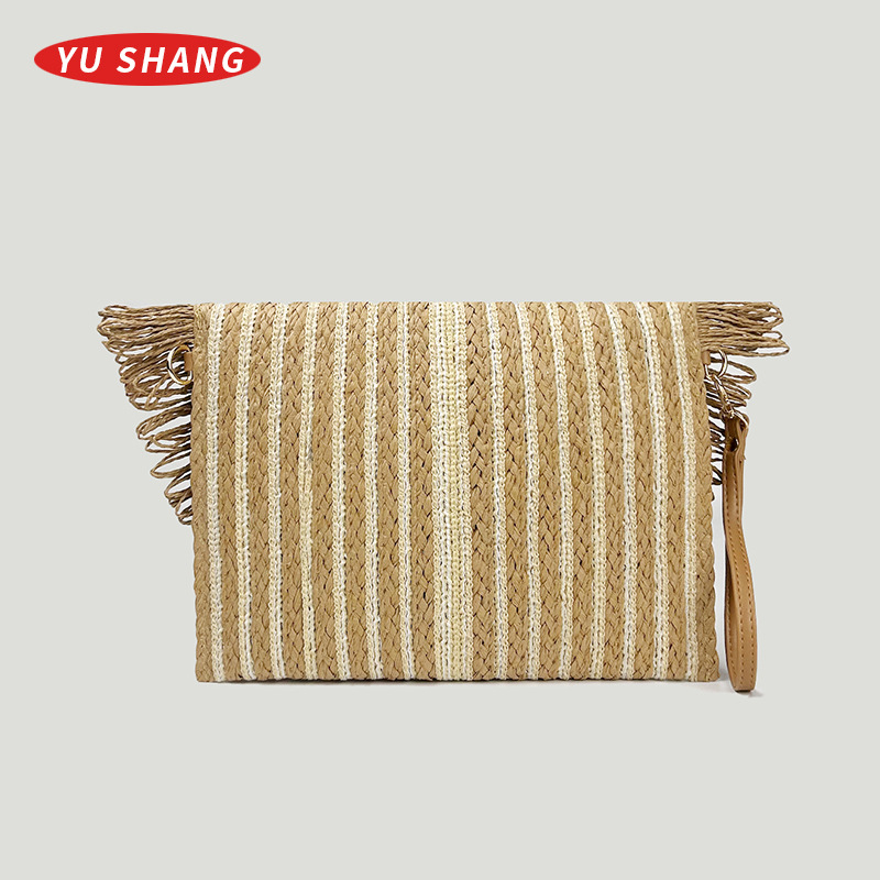 Szalma-ból készült envelope-stílusú clutch táska, vízszintes négyzet alakú, zárt nyitás, poliészter bélés