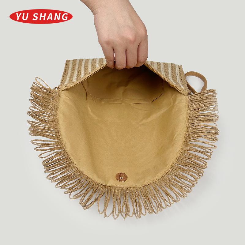 Szalma-ból készült envelope-stílusú clutch táska, vízszintes négyzet alakú, zárt nyitás, poliészter bélés