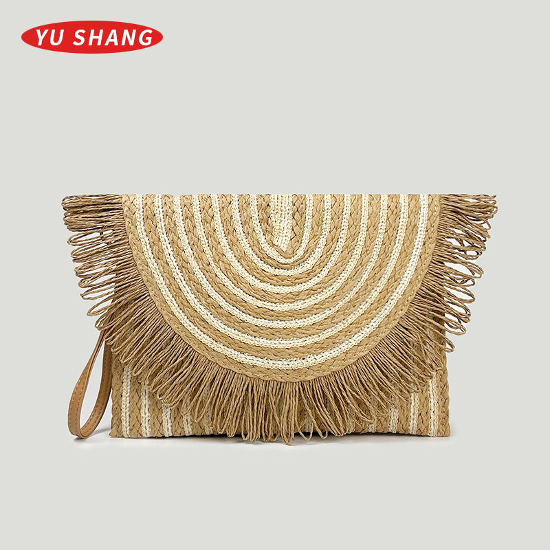 Szalma-ból készült envelope-stílusú clutch táska, vízszintes négyzet alakú, zárt nyitás, poliészter bélés