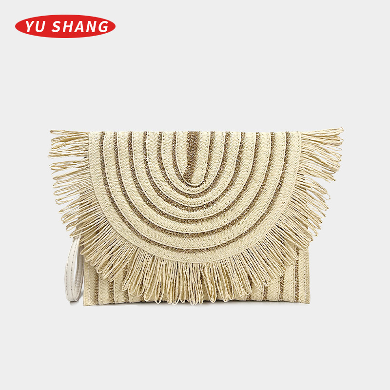 Szalma-ból készült envelope-stílusú clutch táska, vízszintes négyzet alakú, zárt nyitás, poliészter bélés