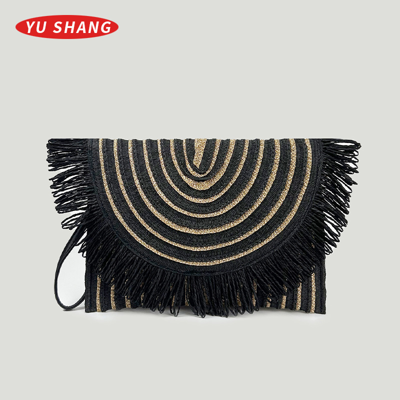 Szalma-ból készült envelope-stílusú clutch táska, vízszintes négyzet alakú, zárt nyitás, poliészter bélés