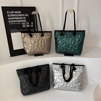 Geantă tote urban minimalistă, formă de găleată din material Oxford, cu fermoar, lansare primăvara 2026