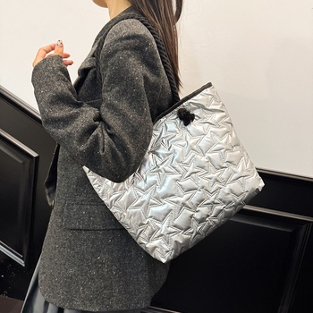 Geantă tote urban minimalistă, formă de găleată din material Oxford, cu fermoar, lansare primăvara 2026