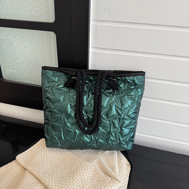 Geantă tote urban minimalistă, formă de găleată din material Oxford, cu fermoar, lansare primăvara 2026