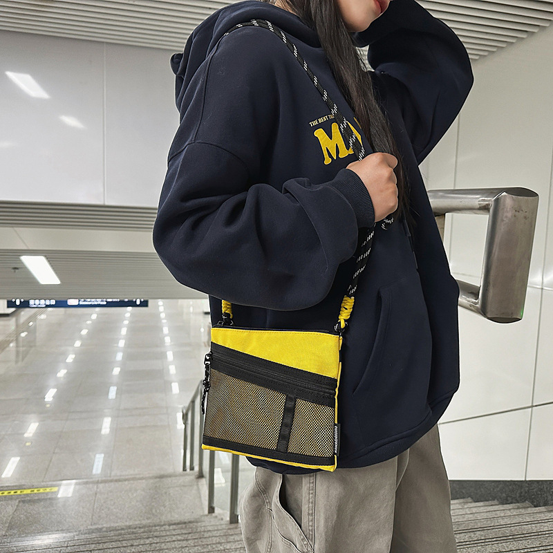 Ženska crossbody torbica – ulični stil, Oxford tkanina, oblik kuverte, zatvarač na zip, jedna naramenica