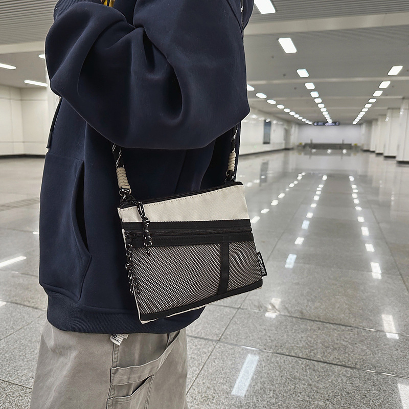 Ženska crossbody torbica – ulični stil, Oxford tkanina, oblik kuverte, zatvarač na zip, jedna naramenica