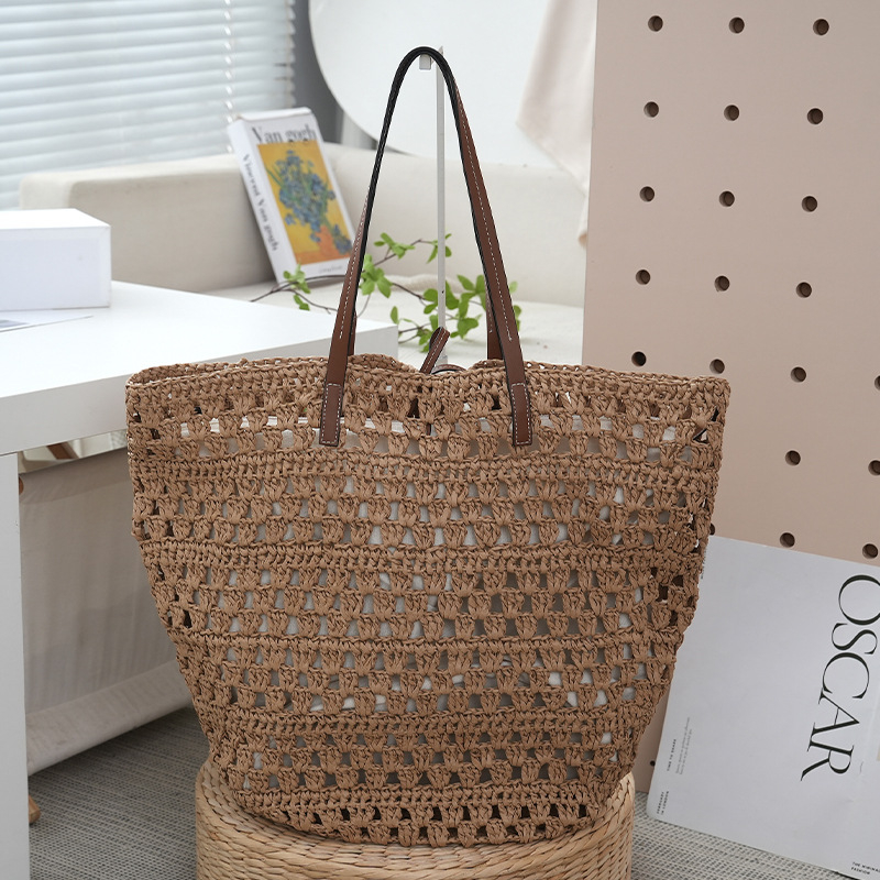 Torba tote od slame, minimalistički gradski stil, otvoreni vrh, vodoravni četverokutni oblik, dvostruke naramenice, ljeto 2025