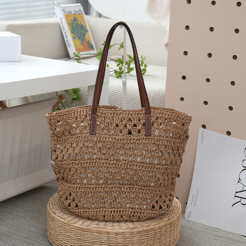 Torba tote od slame, minimalistički gradski stil, otvoreni vrh, vodoravni četverokutni oblik, dvostruke naramenice, ljeto 2025