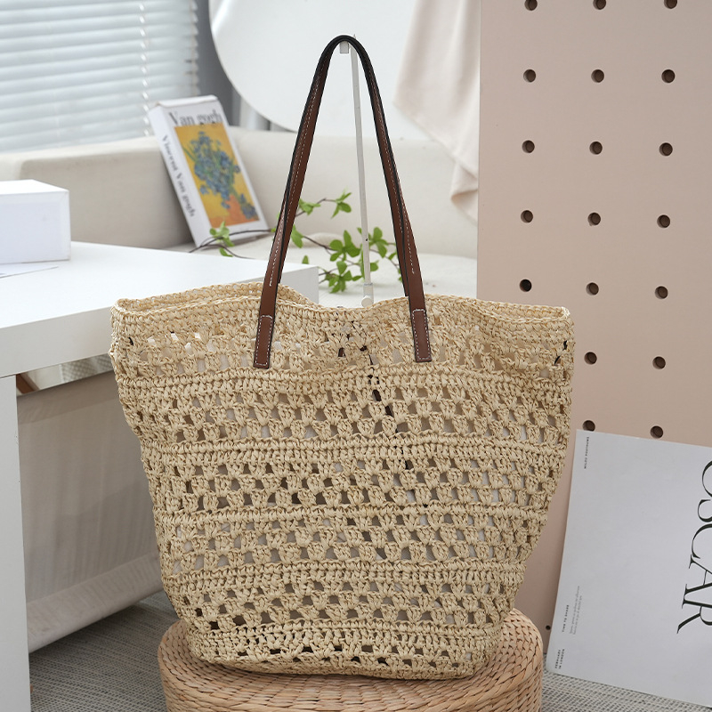 Torba tote od slame, minimalistički gradski stil, otvoreni vrh, vodoravni četverokutni oblik, dvostruke naramenice, ljeto 2025