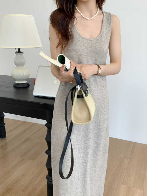 Rochie de maternitate fără mâneci, guler în formă de U, lungă peste genunchi, croi lejer, fibre acrilice până la 30%