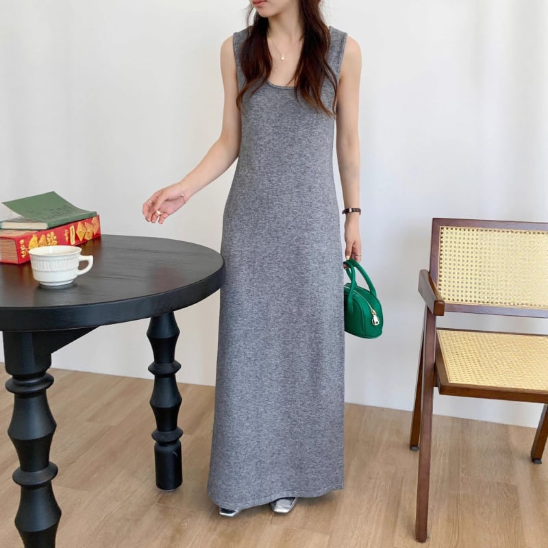 Rochie de maternitate fără mâneci, guler în formă de U, lungă peste genunchi, croi lejer, fibre acrilice până la 30%