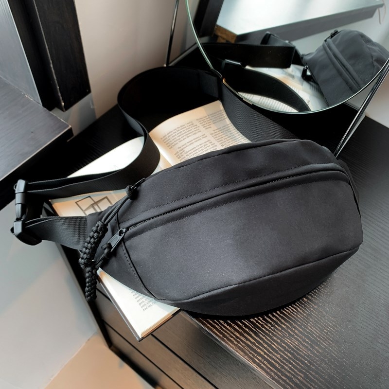Crossbody torba, gradski minimalistički stil (Materijal: Oxford platno; Izlazak: proljeće 2026; Otvaranje: zatvarač; Unutarnji džep: džep za telefon)