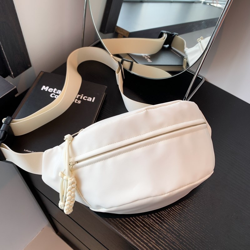 Crossbody torba, gradski minimalistički stil (Materijal: Oxford platno; Izlazak: proljeće 2026; Otvaranje: zatvarač; Unutarnji džep: džep za telefon)