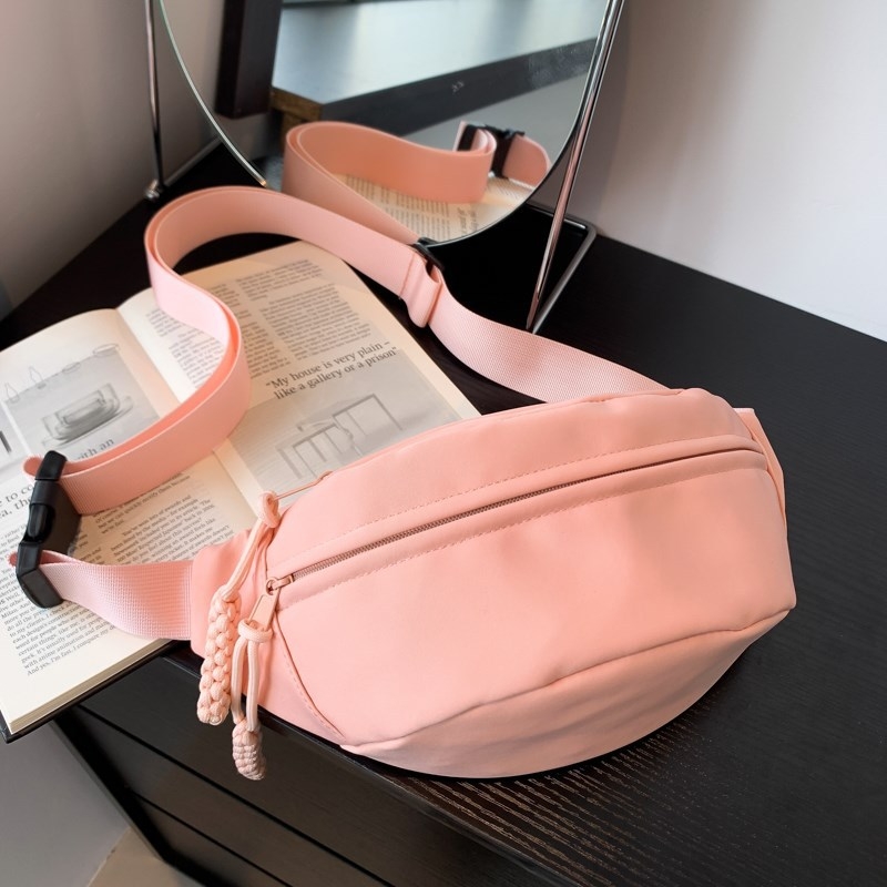 Crossbody torba, gradski minimalistički stil (Materijal: Oxford platno; Izlazak: proljeće 2026; Otvaranje: zatvarač; Unutarnji džep: džep za telefon)