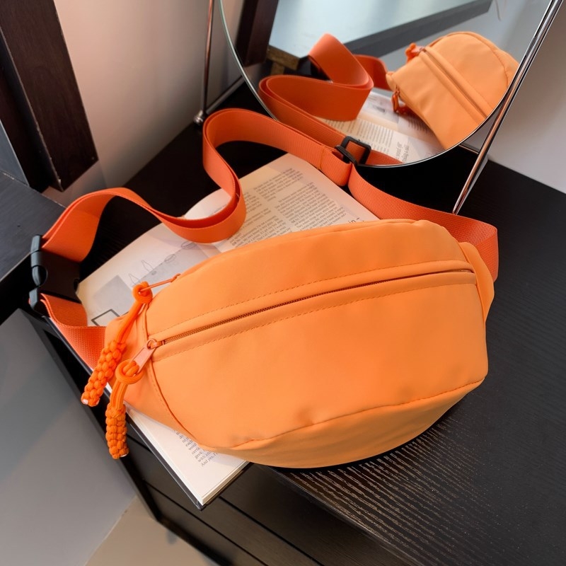 Crossbody torba, gradski minimalistički stil (Materijal: Oxford platno; Izlazak: proljeće 2026; Otvaranje: zatvarač; Unutarnji džep: džep za telefon)