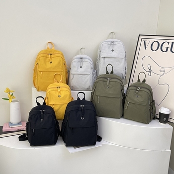 Batoh s ohnutým ramenným popruhom | ultraľahký, vodoodolný nylon; kapacita do 20 L; 8-palcový notebook