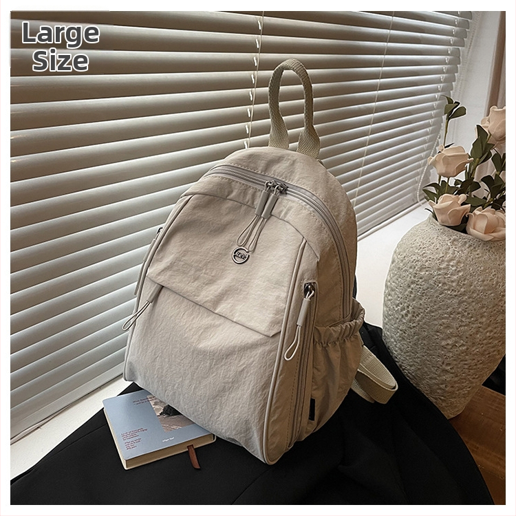 Batoh s ohnutým ramenným popruhom | ultraľahký, vodoodolný nylon; kapacita do 20 L; 8-palcový notebook