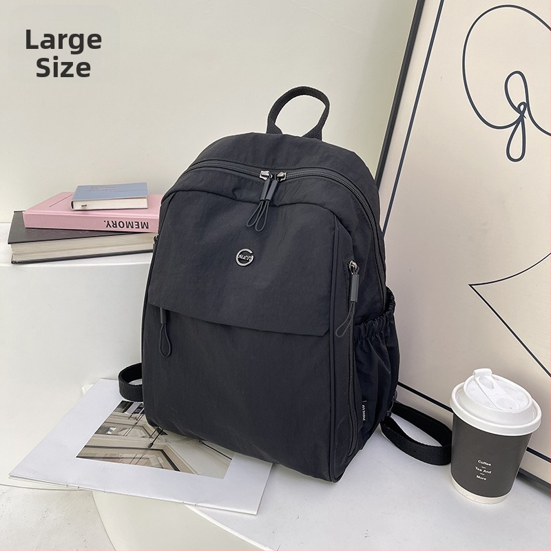 Batoh s ohnutým ramenným popruhom | ultraľahký, vodoodolný nylon; kapacita do 20 L; 8-palcový notebook