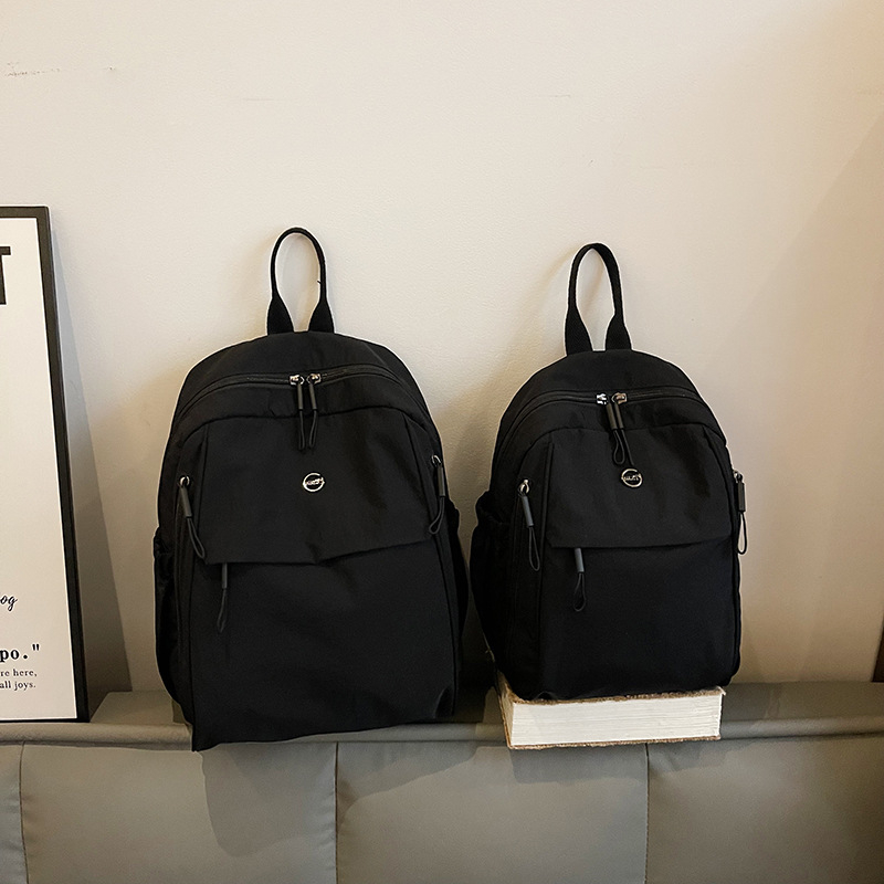 Batoh s ohnutým ramenným popruhom | ultraľahký, vodoodolný nylon; kapacita do 20 L; 8-palcový notebook