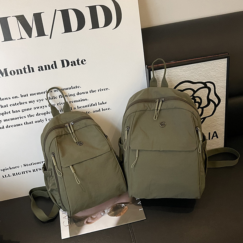 Batoh s ohnutým ramenným popruhom | ultraľahký, vodoodolný nylon; kapacita do 20 L; 8-palcový notebook