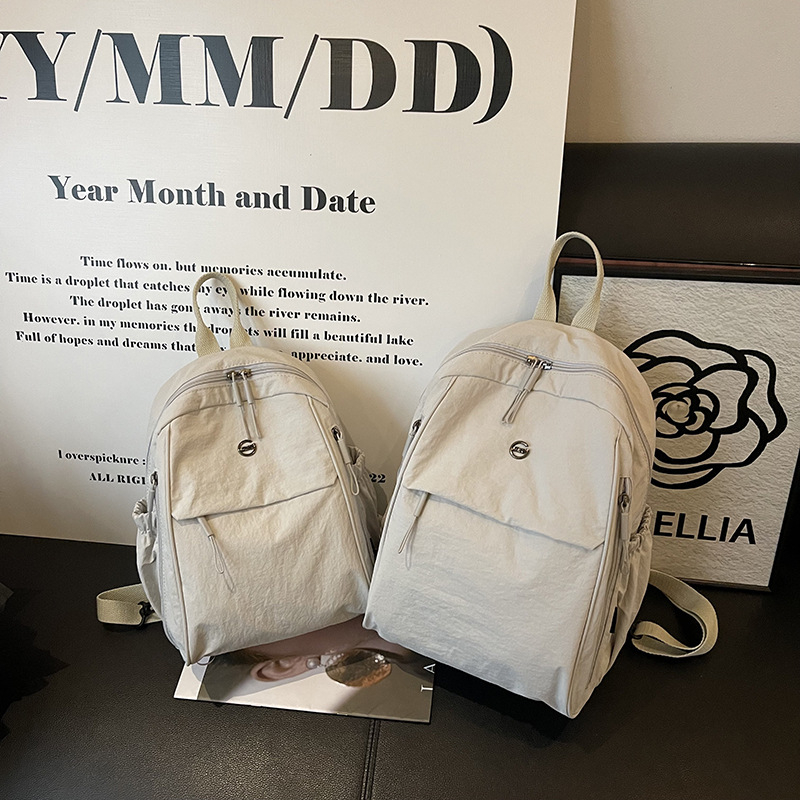 Batoh s ohnutým ramenným popruhom | ultraľahký, vodoodolný nylon; kapacita do 20 L; 8-palcový notebook