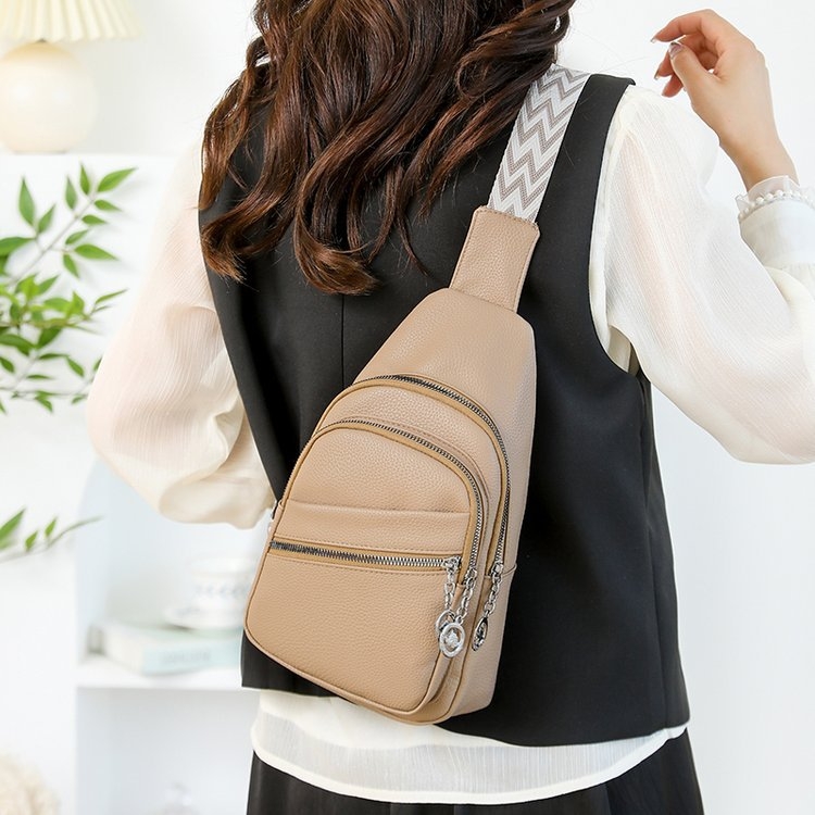 Crossbody torba od PU kože, zatvarač, podstava od poliestera, džep za dokumente, mekana konstrukcija