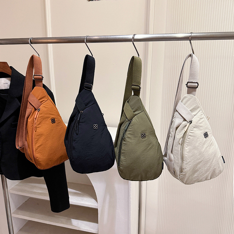 Lesa Gradska crossbody torbica od isprane tkanine, zatvaranje na zip, unutarnja džep s zipom, najlonska podstava