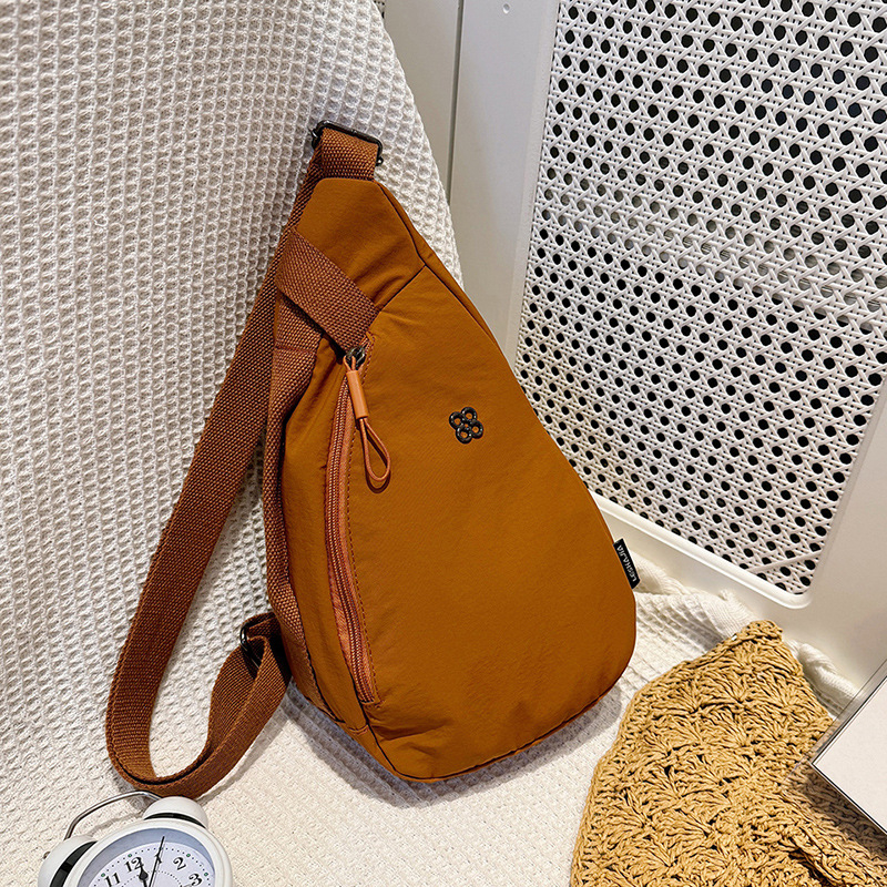 Lesa Gradska crossbody torbica od isprane tkanine, zatvaranje na zip, unutarnja džep s zipom, najlonska podstava